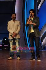 Remo D Souza, Manish Paul at Zee TV Dance Ke Superstars on 12th April 2011 (3).JPG